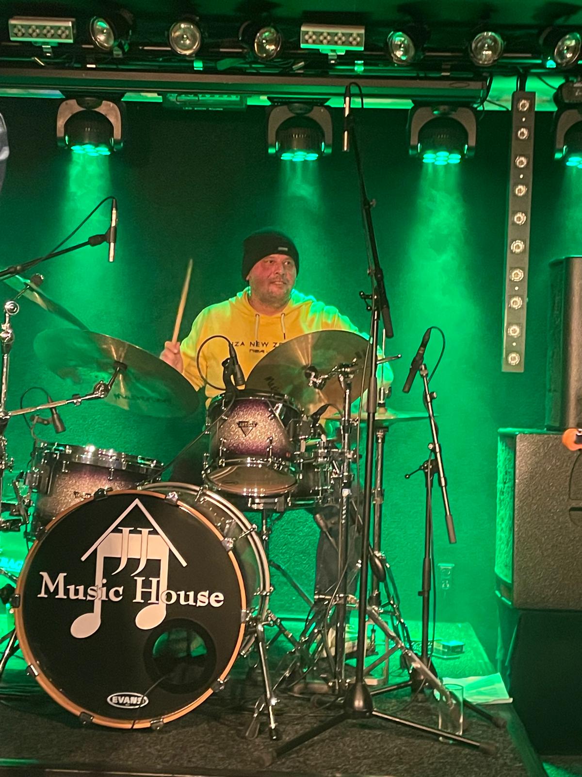 Emiel op drums